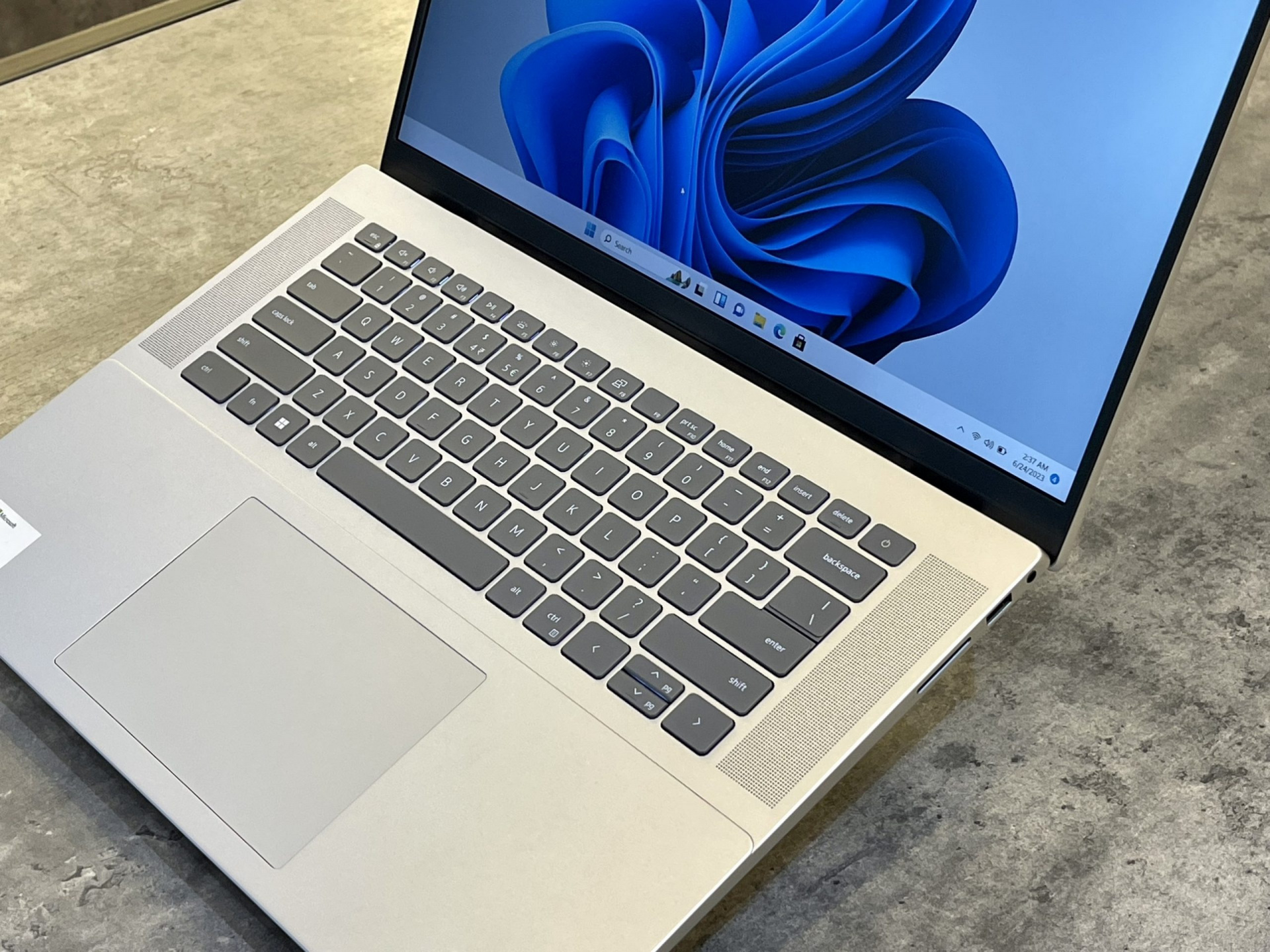 Mua laptop Dell inspiron 16 5620 review tại Cẩm Thủy